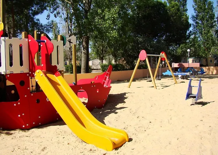Mobilehome 8 Personnes Avec Clim Situe Au Camping L'elysee Grau Du Roi Vagues Oceanes By Capfun Campsite Le Grau-du-Roi