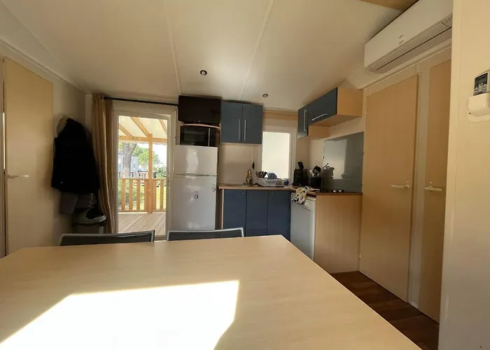 Mobilehome 8 Personnes Avec Clim Situe Au Camping L'elysee Grau Du Roi Vagues Oceanes By Capfun 3*