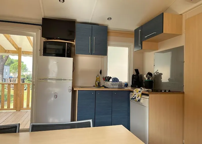 Campsite Mobilehome 8 Personnes Avec Clim Situe Au Camping L'elysee Grau Du Roi Vagues Oceanes By Capfun